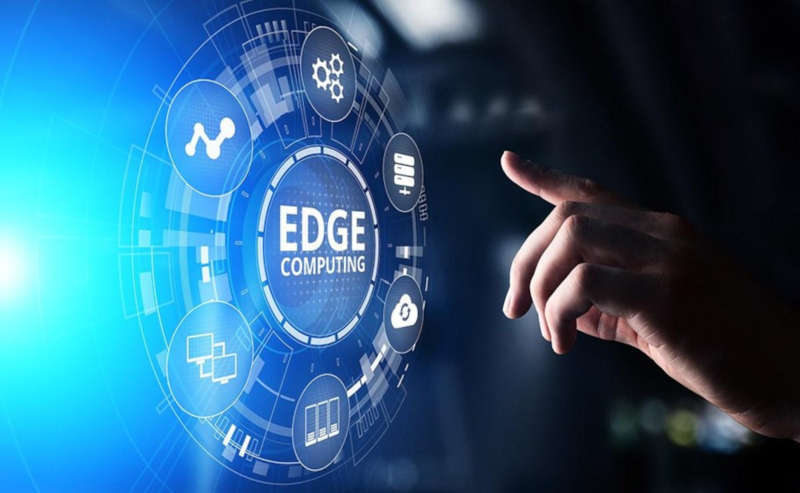 Una mano che sta per toccare uno schermo circolare con la scritta "Edge computing" al centro, circondata da icone di dispositivi.